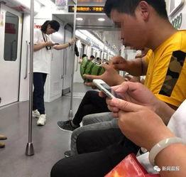 吃瓜事件地铁,一场引发全民热议的公共文明风波