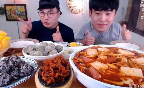 今日头条小孩吃海鲜视频,萌娃大快朵颐，萌态十足引网友热议